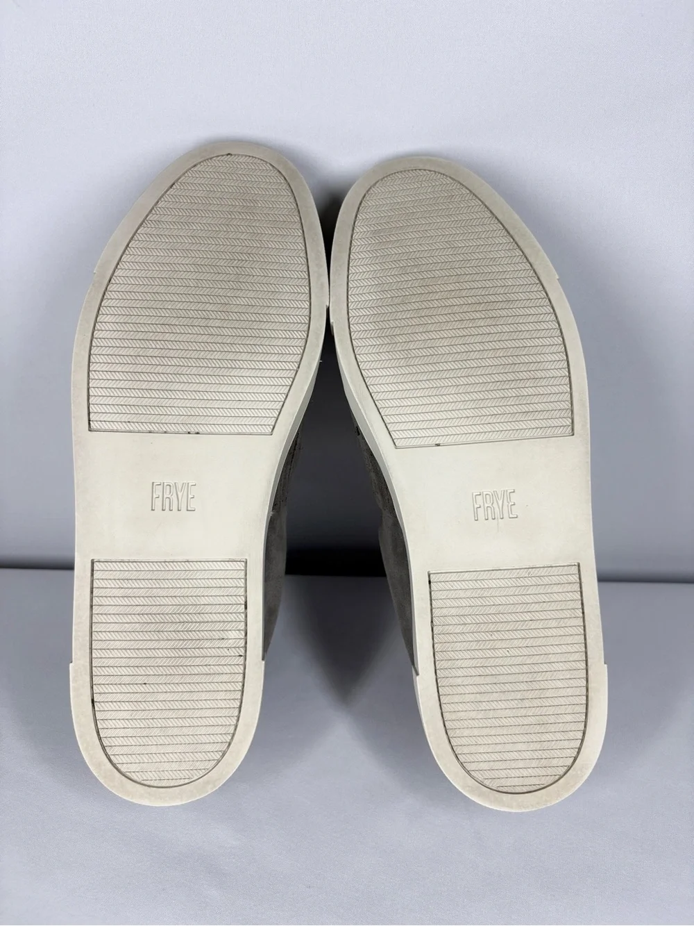 Frye Ivy Gore Slip-On Sneakers in Gray Suede and Leather. Size 8. Pleated Detail